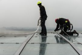 Vybavenie pre prácu vo výškach v nepriaznivom počasí